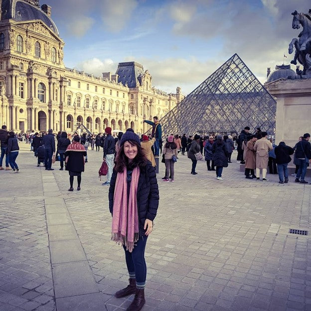 Girl standing in front of the Louvre in Paris 